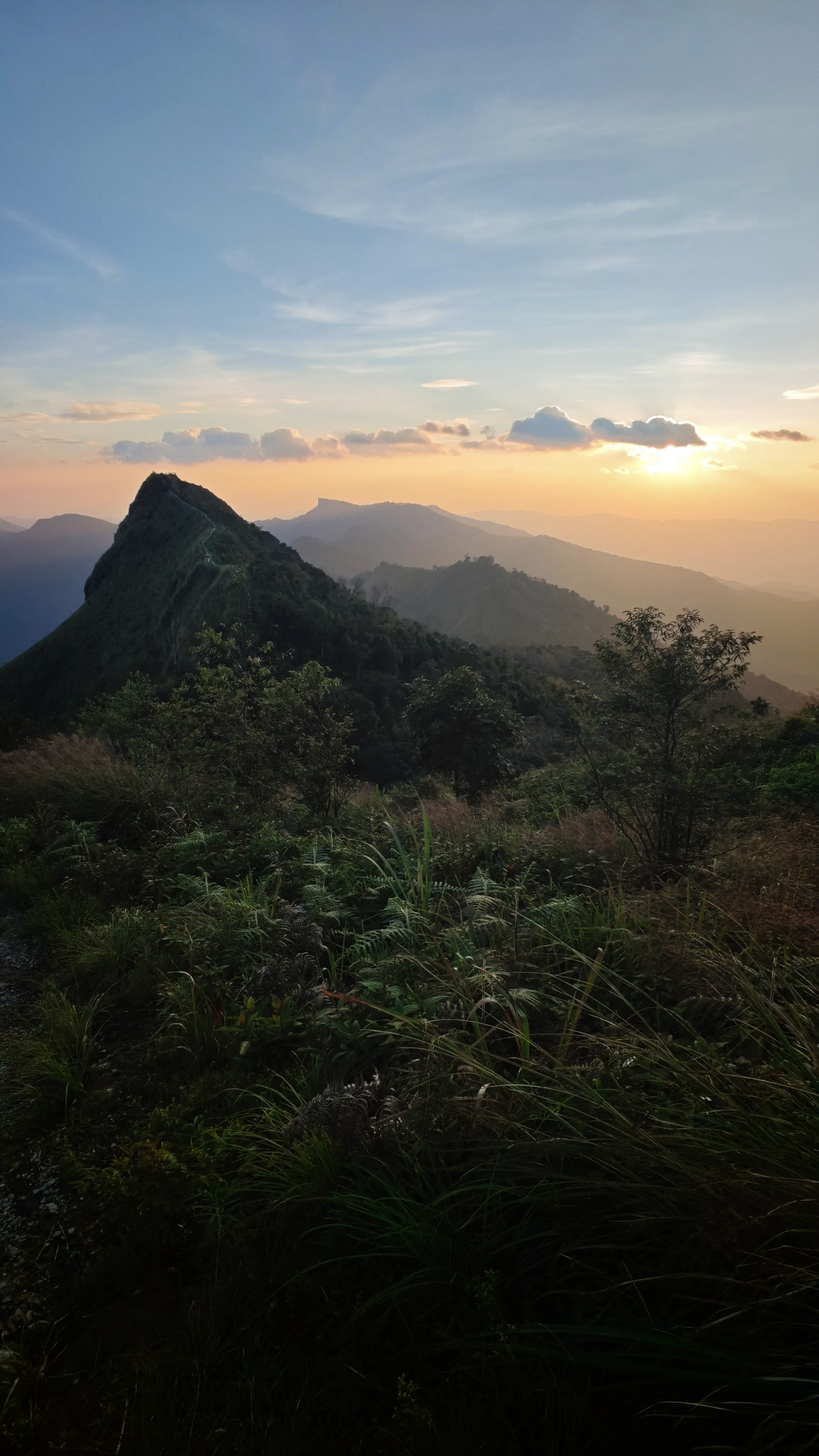 Atardecer desde el mirador de Phu Chi Dao, en la frontera con Laos