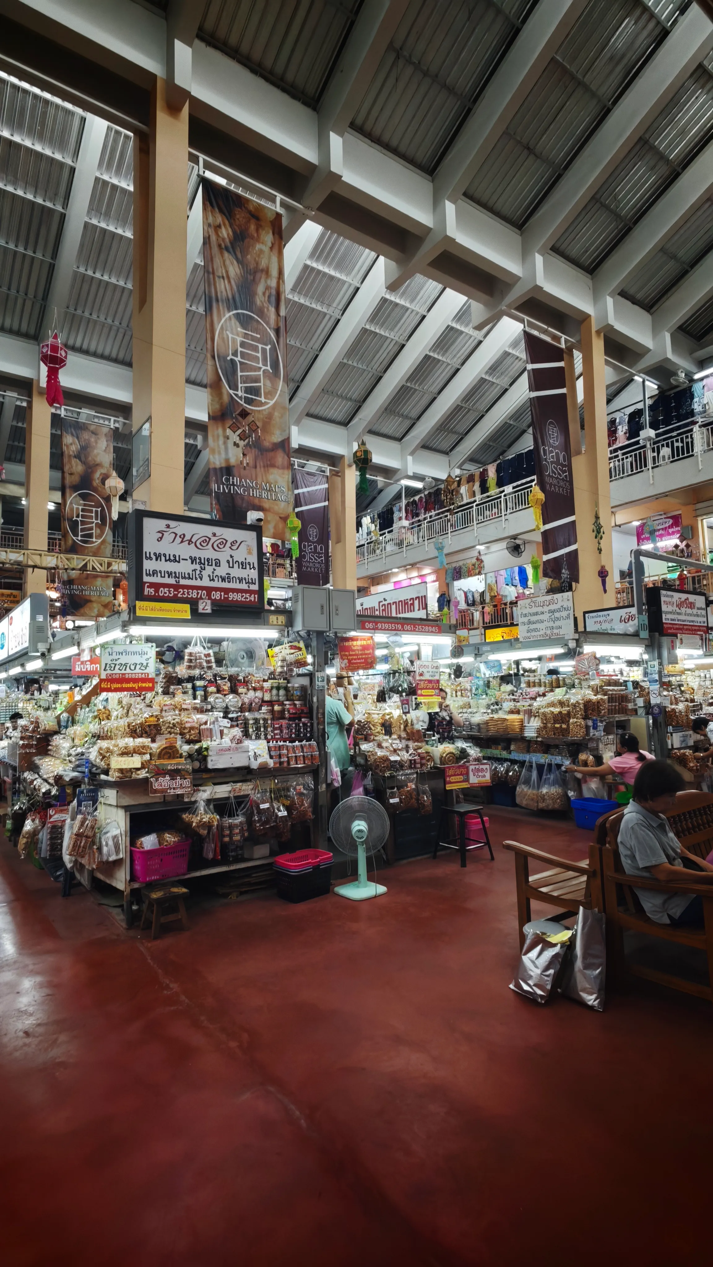 Mercado local lleno de frutas, verduras y especias en Chiang Mai