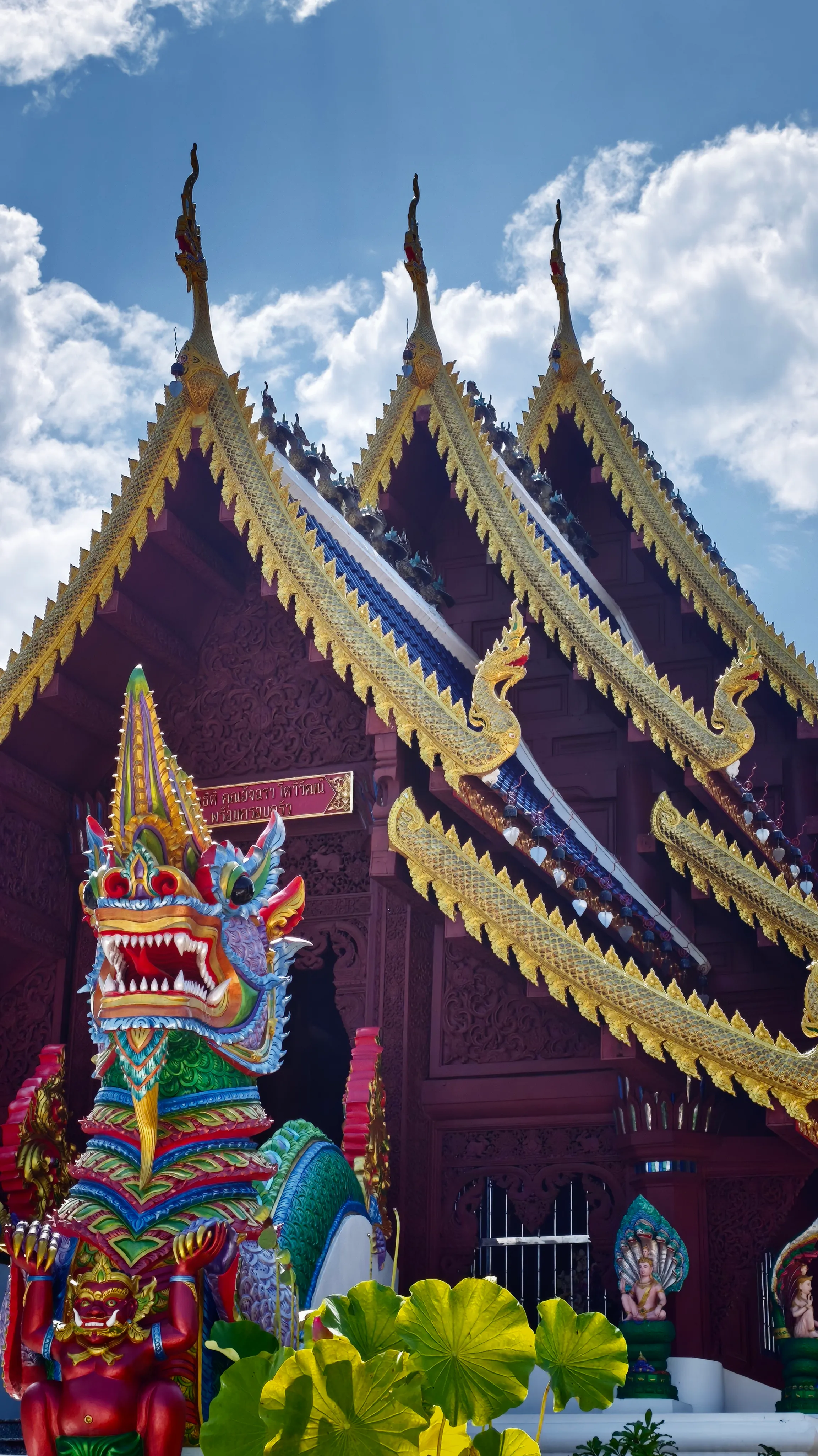 Templo tailandés con tejados dorados y decoración de mosaico en Chiang Mai