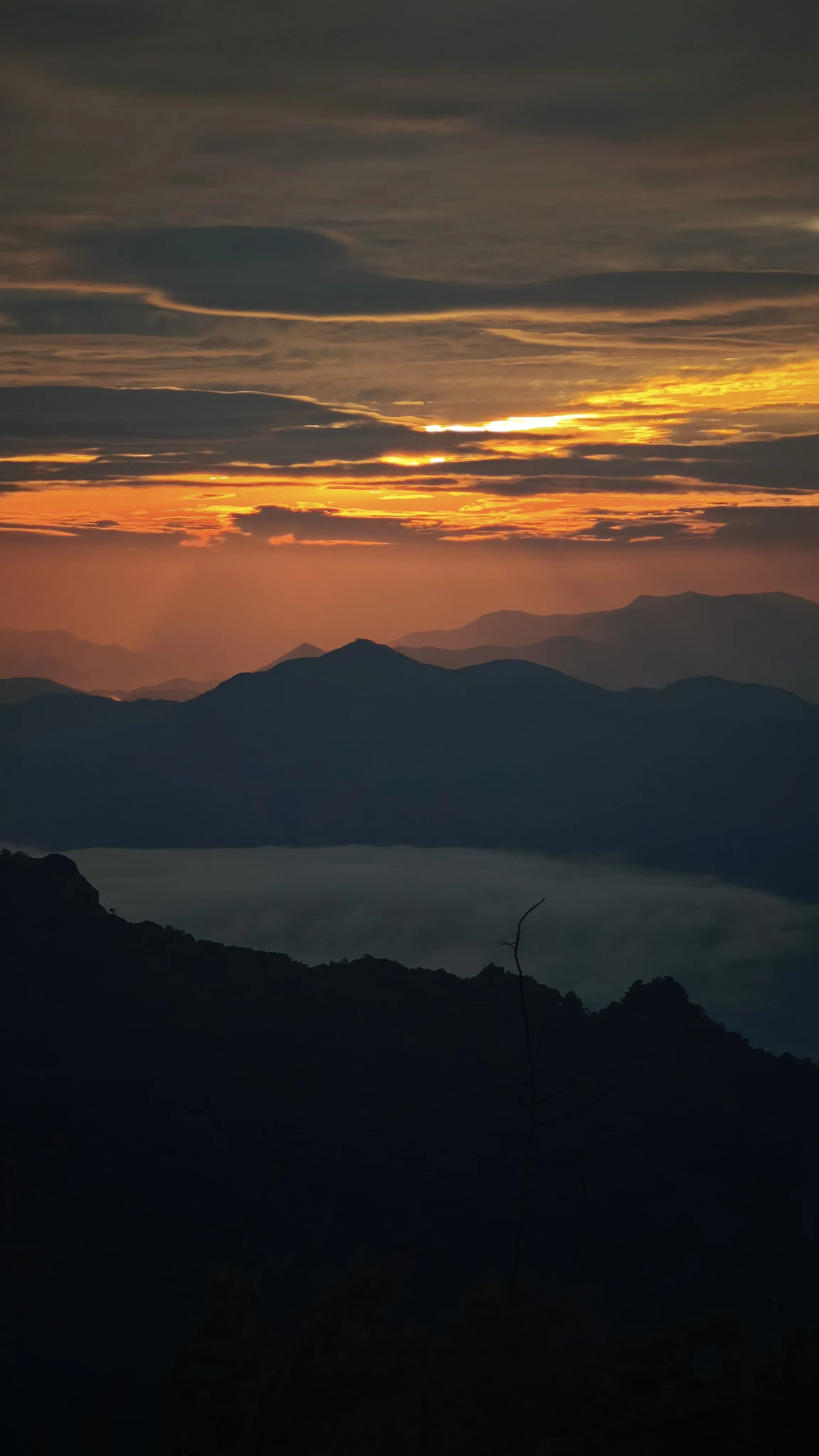 Amanecer sobre un mar de nubes desde el mirador de Phu Chi Fa, en la frontera con Laos