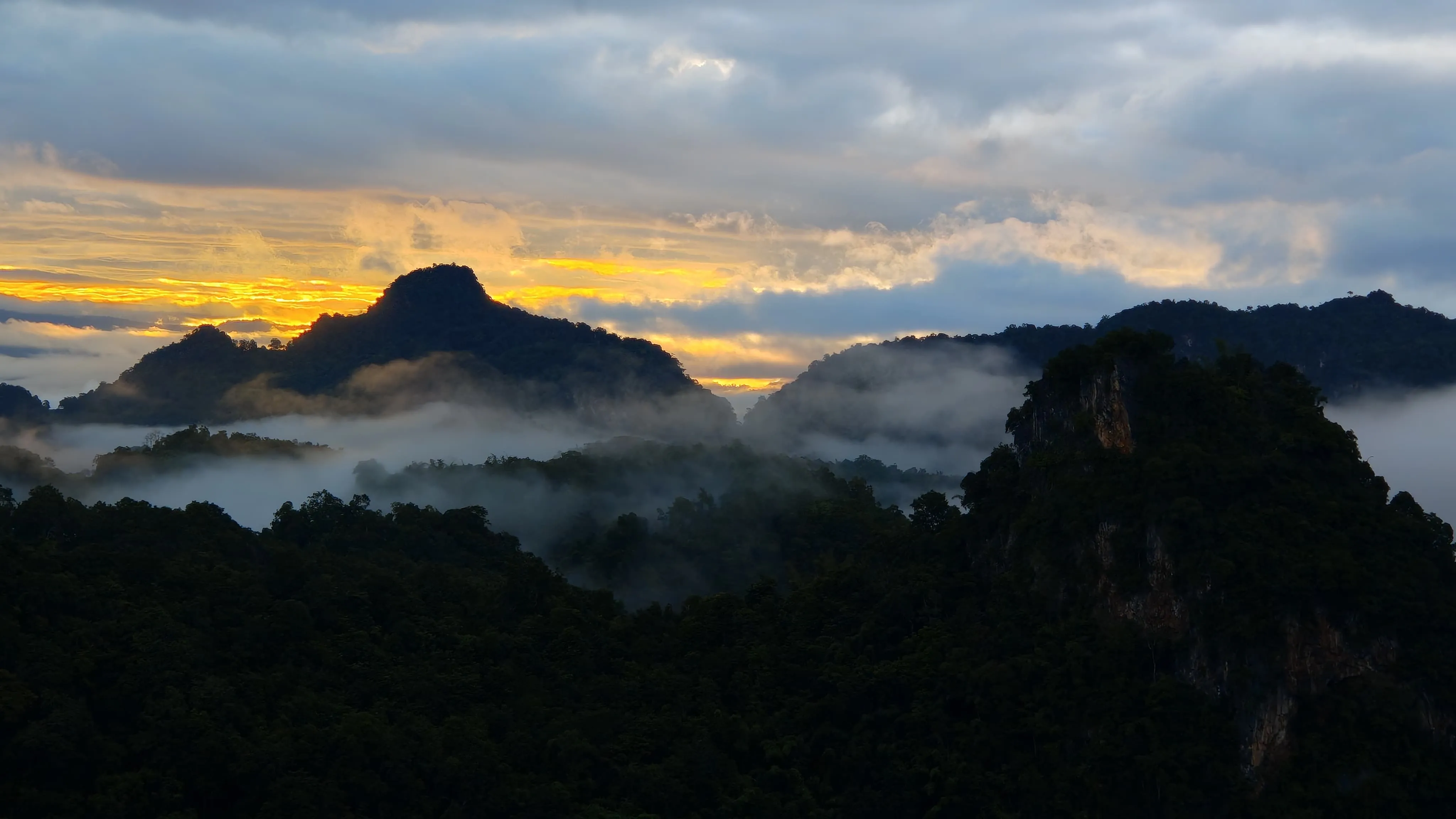 Amanecer sobre un mar de nubes en las montañas de Ban Jabo