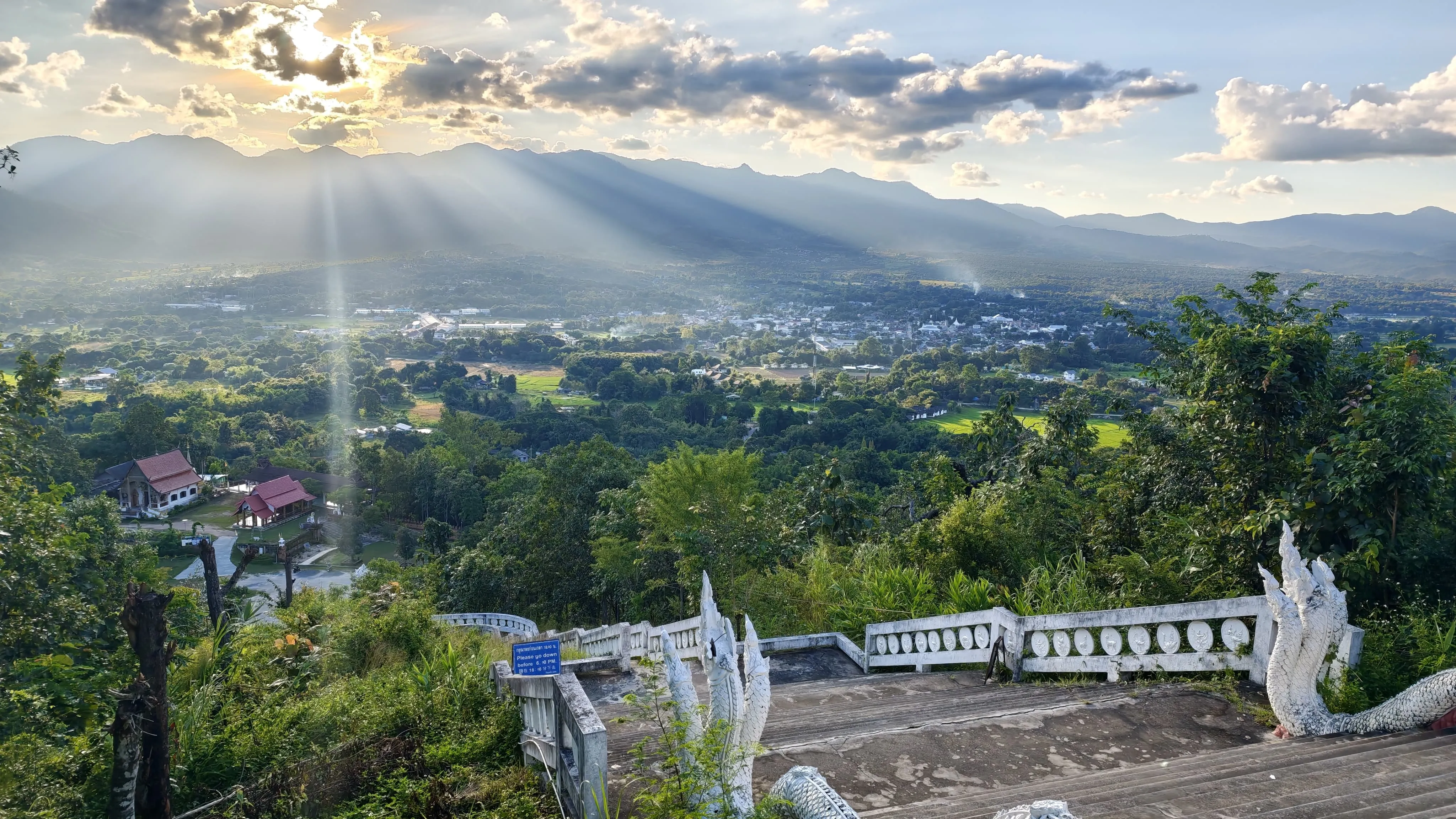 Vistas de Pai desde lo alto del templo Wat Phra That Mae Yen.